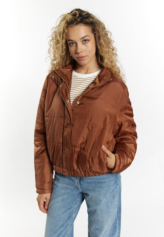Met de licht gewatteerde blousonjassen van myMo haal je het perfecte tussenjasje in je garderobe. Het glanzende materiaal is fijn doorgestikt en wordt door de elastische manchetten in vorm gehouden. Een lichte vulling zorgt voor warmte, net als de opstaande kraag. De doorlopende ritssluiting is verborgen achter een drukknoopsluiting en geeft de jas een elegante touch.  Jas