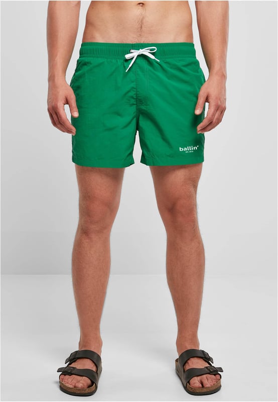 Bañador de hombre de la marca Ballin Est. 2013. Los bañadores de la marca Ballin Est. 2013 están confeccionados en poliéster y nailon, y tienen un corte regular. El nylon suave proporciona una gran comodidad.  Marca: Ballin Est. 2013Nombre del modelo: Small Logo Swim trunksCategoría: bañadores de hombreMateriales: poliéster, nylonColor: verde.