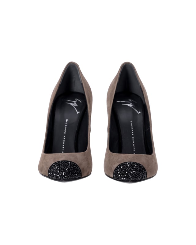 VINTAGE, RRP AS NEW
This season is all about statement sparkle, so dip into the trend with Giuseppe Zanotti's embellished pumps. Crafted from the finest Brown suede with a lustrous finish, this decadent pair will radiate high-octane glamour all night. Slip them on with a shimmering dress and woven accents for a captivating after-dark look.

Giuseppe Zanotti Muffa Crystal Embellished Cap Toe Pumps in Metallic Brown Suede 
Material: Suede 
Color: Metallic Brown 
Size: EU37.5
Condition: Excellent
Sign of wear: Light wear on soles
SKU: 364935