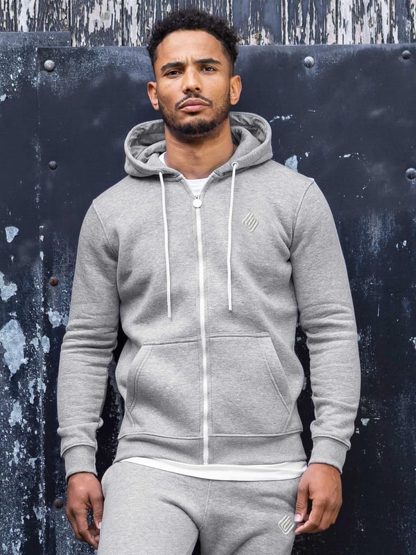 Actualiza tu vestuario casual con esta sudadera con capucha para hombres de estilo diseñador. Confeccionada con algodón y poliéster suave y cómodo, esta chaqueta de ajuste regular presenta un frente con cremallera, puños y cintura acanalados, una capucha con cordones, mientras que un logotipo bordado de Enzo en la parte delantera agrega un toque final moderno.