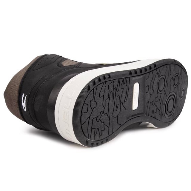 Elegante y detallado. Las zapatillas negras O'Neill Antilope Hills son un par de elegantes zapatillas retro. con una silueta clásica inspirada en el baloncesto. Consta de parte superior de primera calidad y duradera. Ojales superiores con anilla en D y detalles finos.