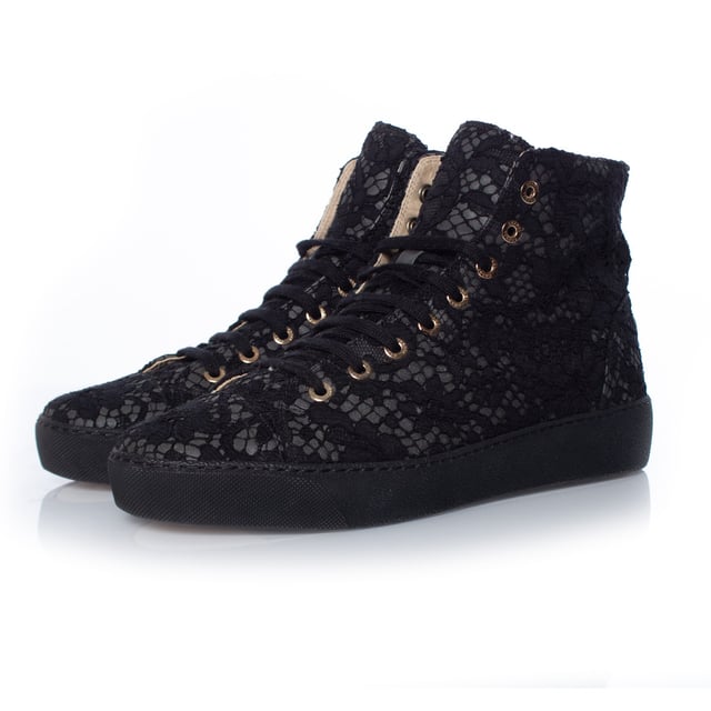 VINTAGE, RRP AS NEW
Chanel High top lace sneakers. The item is in very good condition. • CONDITION: very good condition • SIZE: 39 • INSOLE MEASUREMENTS: 25 cm• HEEL MEASUREMENTS: 3 cm PLATFORM: 2.5 cm• SHAFT HEIGHT: 11 cm WIDTH TOP: 11 cm• FABRIC: lace fabric • COLOUR: black