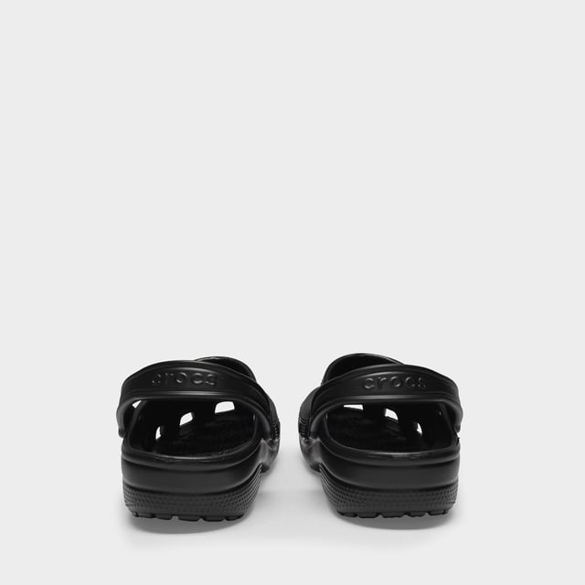 The ultimate in edgy chic, Crocs are still making their mark in the upper echelons of fashion. Are you ready to get on board? Why not go for a Classic black pair, to make things easy. Wear them every day with straight jeans and a tee for a relaxed feel or with a sophisticated midi skirt for a major contrast! Colour : Noir - Black. Main material: synthetic. Sole : rubber. Lining: synthetic. Closure : back strap. Toe shape : round. Fit: true to size - Sizing European. Width: 10. Height: 2. Length: 24.
