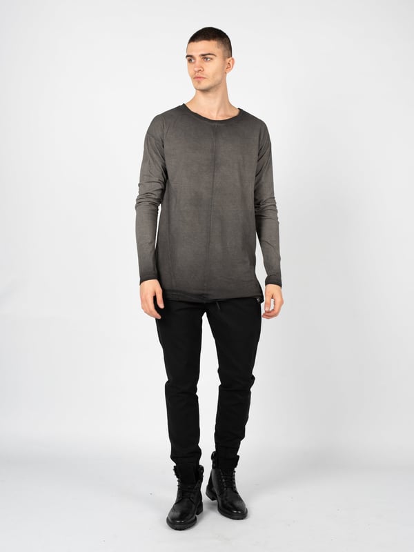 Lockerer Schnitt
Unisex
Mit rundem Ausschnitt
Mit Zierstichen
Material wurde gewaschen und gefärbt (dyed)
Aus hochwertigem Stoff gefertigt
Hergestellt in Italien