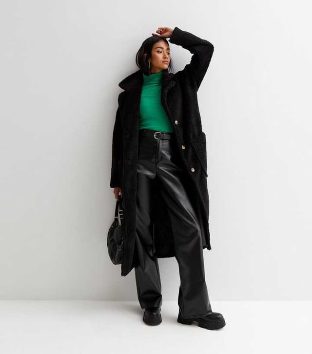 Verpassen Sie nicht diesen warmen und bequemen Pelzmantel mit Taschendetails auf beiden Seiten mit Druckknopfverschluss in diesem Winter. Dies ist ein Muss für die Londoner Winter haben. Fügen Sie eine extra schicke Note zu Ihrem Outfit in dieser Saison mit diesem Pelzmantel, was auch immer der Anlass ist.