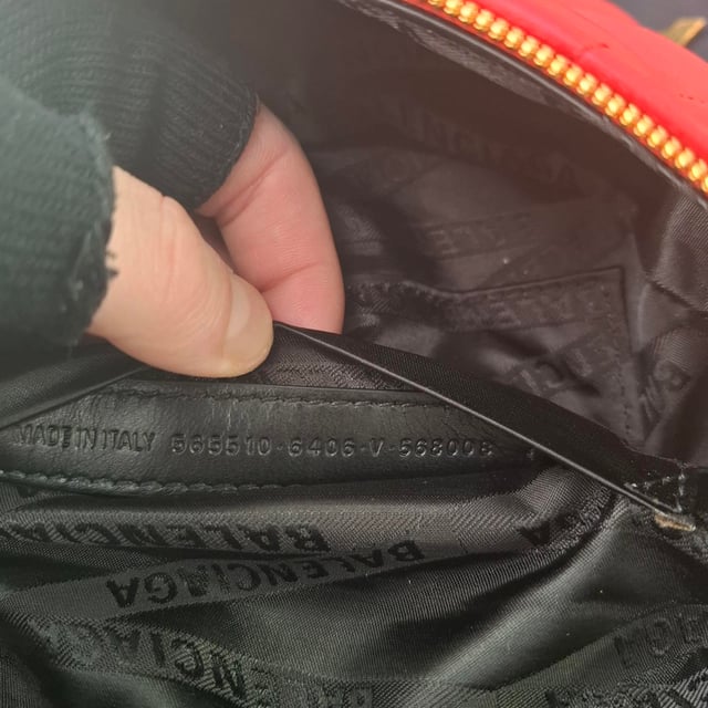 VINTAGE, RRP SOM NY

Balenciaga Quilted XXS Souvenir Charms Belt Bag i röd läder är den ultimata statement-accessoaren för den modeintresserade individen. Försedd med en gyllene BALENCIAGA-logotyp på locket och en praktisk bakficka med dragkedja, är denna väska lika funktionell som stilren. Den justerbara läderkedjan gör att du kan bära den som en midjeväska eller en axelväska, och det mjuka tyginteriören med en ficka håller dina nödvändigheter organiserade med lätthet.

med dammpåse

Balenciaga Quilted XXS Souvenir Charms Belt Bag i röd läder
Skick: Utmärkt
Tecken på användning: Ingen detaljhandelsetikett, Inga synliga tecken på slitage,
Förpackning: Dammpåse
Färg: Röd |
Material: Läder | kalvskinn
Storlek: One Size | One Size
Mått: Bredd: 100; Höjd: 140; Längd: 220; Handtagets fall: 0; Remmens längd: 800
SKU: NAPPUGBBA444260W
