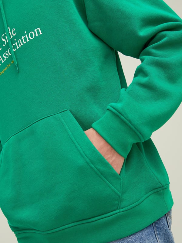 Der JACK & JONES Kapuzenpullover für Männer ist sehr bequem und sitzt perfekt. Seine Kapuze kann mit einem Kordelzug verstellt werden. Die Kängurutasche bietet Platz für all Ihre Habseligkeiten. Die Bündchen sorgen für zusätzlichen Halt und Komfort. Weiche, atmungsaktive Baumwolle und präzise Verarbeitung zeichnen die Mode der Marke JACK & JONES aus. JACK & JONES ist stolzes Mitglied der Better Cotton Initiative. Mit dem Kauf von Baumwollprodukten von JACK & JONES unterstützen Sie einen nachhaltigeren Baumwollanbau.