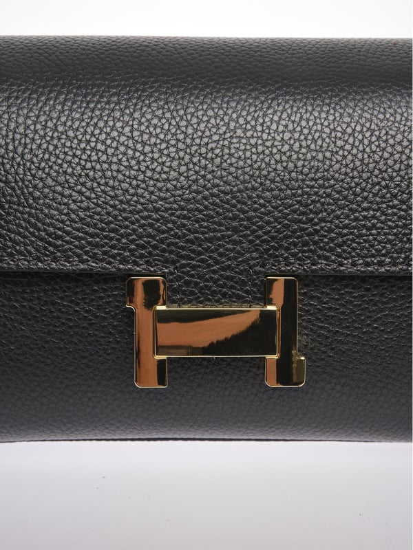 Crossbody tas
100% rundleer
Ritssluiting aan de bovenkant
Voorflap over magnetische sluiting
Afmetingen : 15x20x7 cm
Schouderriem: 112 cm verstelbaar