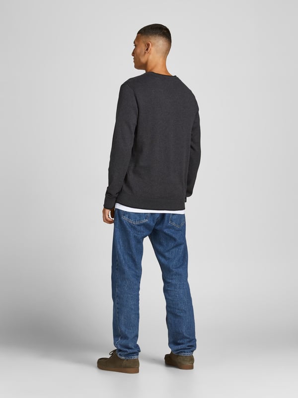 De JACK & JONES trui voor heren is zeer comfortabel en past perfect. Zacht, ademend katoen en een nauwkeurige afwerking kenmerken de mode van het merk JACK & JONES. JACK & JONES is een trots lid van het Better Cotton Initiative. Door katoenproducten van JACK & JONES te kopen, steun je een duurzamere katoenteelt.