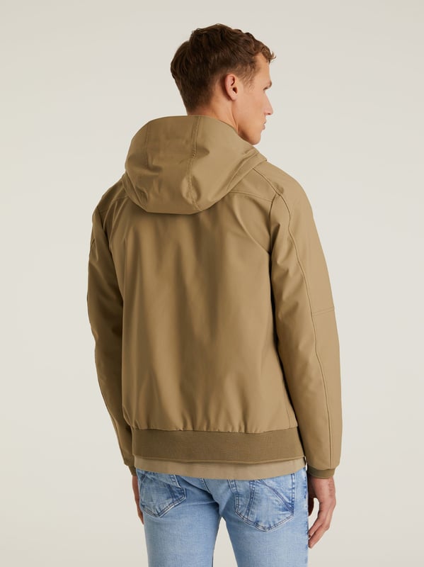 Die Return Mount Jacke ist eine wunderbar warme Jacke, die im Frühling und Herbst getragen werden kann. Die CHASIN' Jacke hält Regenwasser und Wind ab und diese Jacke hat eine Kapuze. So bleiben auch Ihre Haare trocken, wenn es zu regnen beginnt. Natürlich hat auch diese CHASIN'-Jacke unser schönes Lotosabzeichen auf der Brust. Schauen Sie sich die Detailfotos an, um zu sehen, wie schön diese Jacke verarbeitet ist und verschiedene Details hat. Diese Return Mount Jacke passt sich Ihrem Körper perfekt an, nicht zu locker und nicht zu eng.