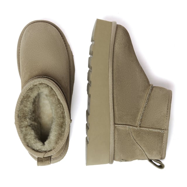 Experience the luxurious comfort of slipping your feet into a pair of Heron Ultra Mini Platform Boots, where the Australian sheepskin wool envelops you with its softness and warmth.
Made from cow suede with a water-resistant coating applied on the surface, you can't go wrong with these new Heron Ultra Platform Boots.
Specification:
Cow Suede Upper
Warm Sheepskin Wool Lining
Soft Sheepskin Wool Insole
EVA Sole
Technologies:
Water & Stain Resistance Upper
Slip Resistance Outsole