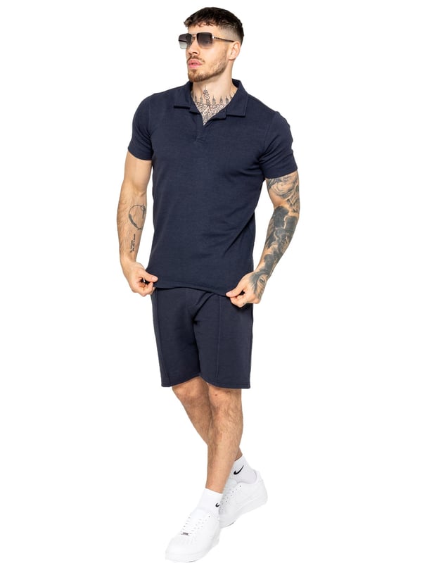 El conjunto de chándal con camiseta polo Enzo Milano está confeccionado con tela de alta calidad, con un dobladillo recto y un cuello abierto para una apariencia refinada. Combinado con los versátiles pantalones cortos stretch Enzo para hombres, el conjunto ofrece comodidad y conveniencia con dos bolsillos laterales, dos bolsillos traseros con ribete, una cintura elástica con cordón ajustable y un detalle de costura delantera.