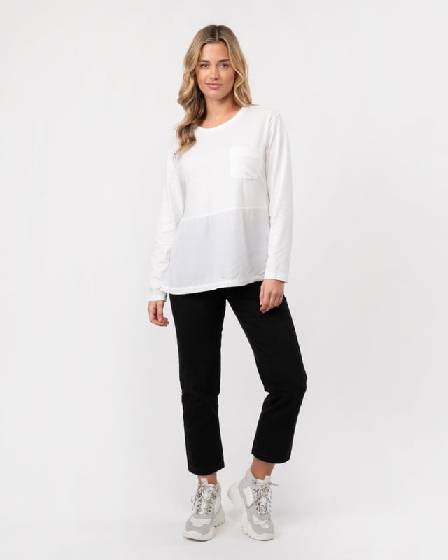 Long sleeved top with pocket. 
Shell 1: 50% Cotton, 50% PolyesterShell 2: 68% Cupro, 32% Modal