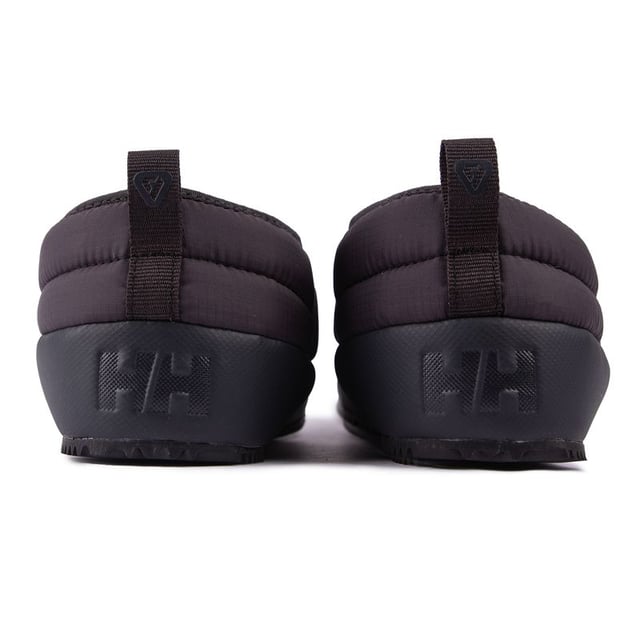 Ontworpen om de stabiliteit van een schoen te bieden. het comfort van een pantoffel en de flexibiliteit om van binnen naar buiten te stappen. maakt deze Cabin Loafer van Helly Hansen tot een favoriet loungewear-item. Deze duurzame pantoffels zijn waterafstotend. hebben een rubberen zool met maximale grip. voorzien van warm. gezellige PrimaLoft® Eco-isolatie en het bovenwerk bestaat uit meer dan 80% gerecyclede materialen. Of je nu bij de open haard zit of met de hond een blokje om loopt. dit zijn de schoenen die je nodig hebt voor een goede winter.