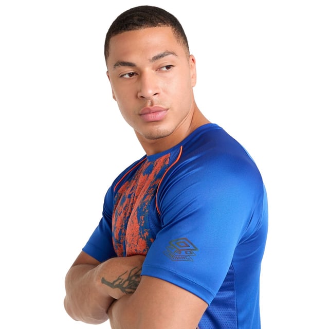 Design: Contrast, Graphic Print, Logo, Sleeve Print. Neckline: Crew Neck. Sleeve-Type: Short-Sleeved. Contrast Piping.