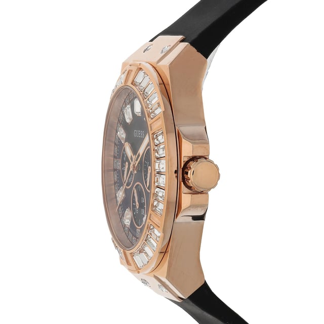 Diese Guess Venus Multi Zifferblatt Uhr für  Damen ist das perfekte Accessoire zum tragen oder verschenken. Ihr Rosagold 39 mm Rund Gehäuse kombiniert mit dem bequemen Schwarz Armband aus  Silikon garantiert, dass Sie diese atemberaubende Uhr kompromisslos genießen werden. Angetrieben von einem hochwertigen Quarz Uhrwerk und wasserdicht bis 5 bars, läuft Ihre Uhr stets weiter. Diese elegante, modische Uhr besetzt mit schönen steine ist ein perfektes Geschenk für Neujahr, Geburtstag, Valentinstag und so weiter  -Diese Analog Uhr verfügt über eine Kalenderfunktion: Tag - Datum, 24-Stunden-Anzeige, 24-Stunden-Anzeige Diese hochwertige Uhr hat ein Schwarz Silikon Band ( 19 cm Länge und 19 mm Breite) mit einer Dornschließe Gehäusedurchmesser: 39 mm,Gehäuse Höhe: 10 mm, Gehäusefarbe: Rosagold, Zifferblattfarbe: Perlmutt