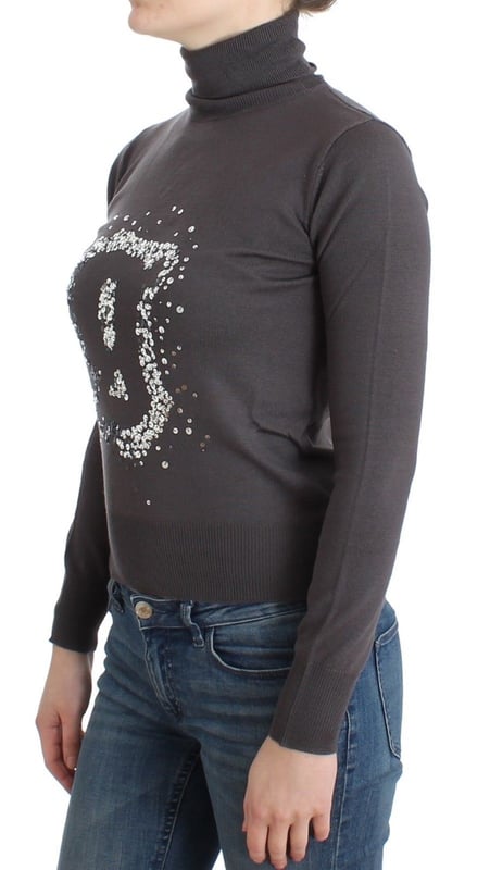Nuevo con etiquetas  
100% Auténtico suéter de cuello alto John Galliano  
Hecho de 100% lana virgen  
Color: Marrón  
Diseño de cuello alto  
Detalles del logo  
Impresión de periódico  
Suéter ligero  
Viene con etiquetas originales y bolsa de la tienda  
Material: 100% lana virgen