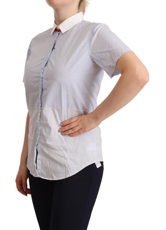 Nuevo con etiquetas  
100% auténtico polo AGLINI  
Mangas cortas  
Cierre con botones  
Cuello con solapa  
Color: Azul claro  
Detalles de logo  
Material: 100% algodón  
Material: 100% algodón