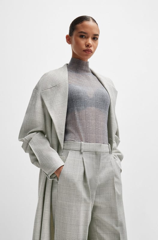 Broek met plooien aan de voorkant van BOSS. Deze rechte broek heeft een Glen-ruitpatroon en is gemaakt van zachte scheerwol. Dit product is gemaakt van wol uit verantwoorde bronnen. Verantwoorde wol betekent voor ons muildiervrij en voldoet aan de normen van de Five Freedoms van dierenwelzijn.- Rechte pasvorm.- Haak- en ritssluiting.- Rechte pijp.- Zakken onder voor: Franse zak.- Zakken onder achter: Gevoelde zak. Materiaal: 100% scheerwol. Ref: 50525277976.