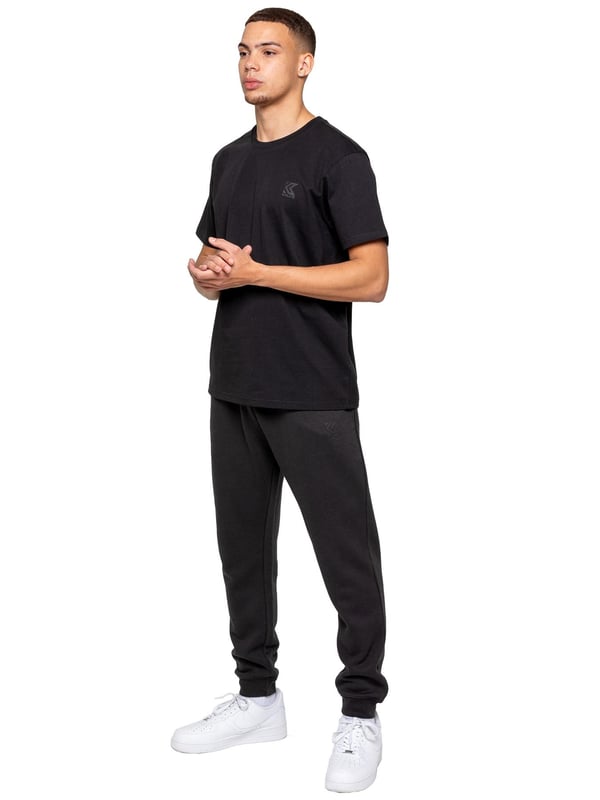 <p>Experimenta la máxima comodidad y estilo con los Joggers de Corte Regular para Hombre de Kruze, diseñados para mantenerte acogedor y luciendo elegante. Hechos con felpa interior cepillada, estos joggers ofrecen una suavidad y calidez excepcionales, convirtiéndose en una opción ideal para relajarte o salidas casuales. Con una cinturilla acanalada y cordones ajustables, brindan un ajuste seguro y personalizado, mientras que los puños ribeteados añaden un aspecto moderno y ajustado que se sitúa de manera ordenada sobre tus zapatillas. Los joggers incluyen dos bolsillos laterales convenientes, perfectos para mantener los esenciales al alcance, y un logo impreso en goma de Kruze en la pierna izquierda que añade un toque de marca distintiva.</p>