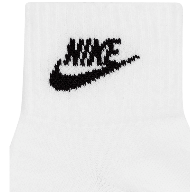 The Nike Everyday Essential Socks are lightweight, versatile socks that can be worn for many different activities. They have a soft feel with breathable knit fabric for all-day comfort.