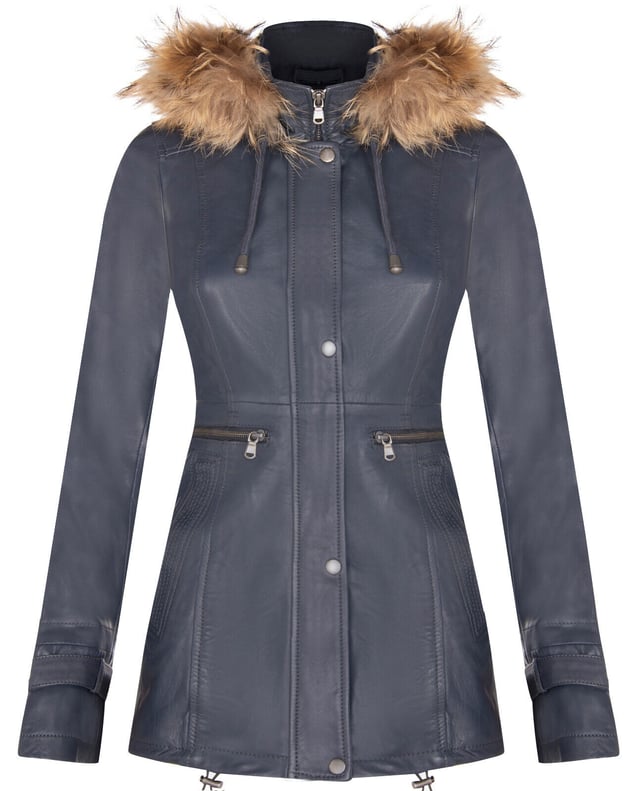 Verhoog je winterstijl met ons leren damesparkajack, een perfecte mix van minimalistische verfijning en warmte. Deze jas is gemaakt van 100% premium, ultrazacht nappaleer en biedt zowel luxueus comfort als een tijdloze uitstraling. Dit is wat hem onderscheidt:  
 Afneembare, met bont gevoerde capuchon: De jas wordt geleverd met een met bont gevoerde capuchon, die zorgt voor warmte en comfort tijdens de winter terwijl het een stijlvol tintje toevoegt aan het algehele ontwerp. 
 Knoopsluiting: In plaats van de typische ritssluiting heeft deze jas een een knoopsluiting over de YKK-ritssluiting, waardoor een meer klassieke en verfijnde esthetiek ontstaat. 
 Verstelbare gespen: Gespen op de manchetten zijn toegevoegd verstelbaarheid, waardoor je de pasvorm kunt aanpassen en ervoor kunt zorgen dat de mouwen ademend blijven voor langdurig comfort. 
 Verlengde tailleritsen: Twee verlengde horizontale ritsen Ritsen lopen over de taille, bieden voldoende opbergruimte en voegen een moderne twist toe aan het ontwerp van de parka. 
 Hoge trechterkraag: De hoge trechterkraag kan worden vastgemaakt met een YKK-rits over de volledige lengte, die extra bescherming biedt tegen kou en wind.  Met zijn strakke en minimalistische ontwerp is deze leren damesparka een veelzijdige toevoeging aan je wintergarderobe, waarbij mode en functionaliteit moeiteloos worden gecombineerd