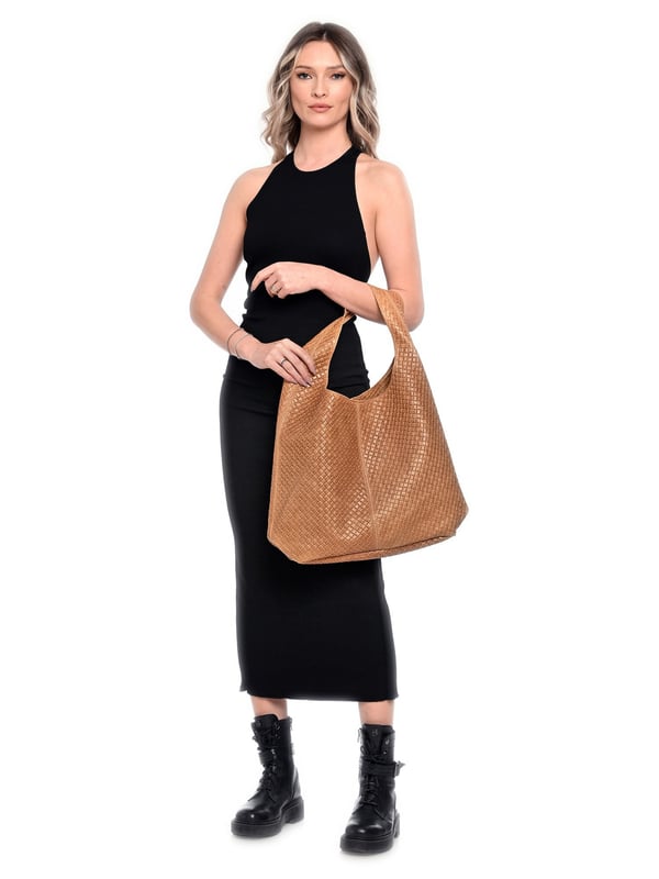Shopper tas
100% rundleer
Enkel handvat aan de bovenkant: 50 cm
Drukknoopsluiting aan de bovenkant
Vaste portemonnee met ritssluiting
Afmetingen (M): 35x46x16 cm