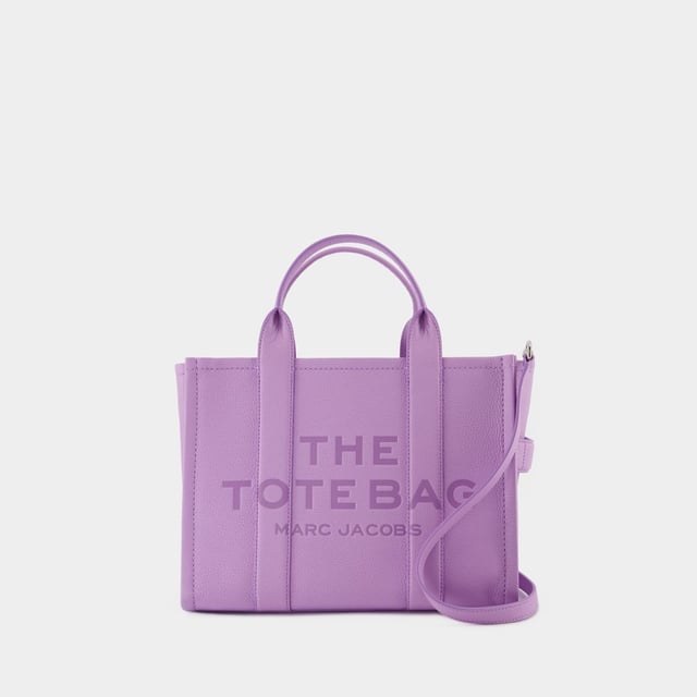 Twee handgrepen en een afneembare verstelbare schouderriem. Dubbele draagriem - twee handgrepen en een afneembare verstelbare schouderriem. Materiaal: generfd kalfsleer. Voering: katoen. Kleuren: PURPLE - WISTERIA. Generfd kalfsleer. Sluiting: klep met magnetische sluiting. Interieur: één zak met rits. Width: 15. Height: 27. Length: 33.5.