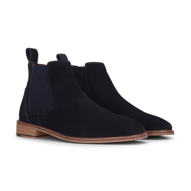 Mejora tu colección de calzado con los botines Chelsea sin cordones de ante azul marino para hombre de London Brogues. Fabricadas con ante de primera calidad, estas botas ofrecen un aspecto y una sensación lujosos, perfectos para realzar atuendos tanto casuales como formales. El cómodo diseño sin cordones presenta paneles laterales elásticos para un ajuste ceñido y fácil de usar. Con una suela de cuero duradera que proporciona un agarre superior, estas botas son adecuadas para diversas superficies y condiciones climáticas. Disfruta de comodidad durante todo el día con la plantilla acolchada, lo que las hace ideales para largas horas de pie. Ante de primera calidad para una apariencia sofisticada Comodidad sin cordones con paneles laterales elásticos Suela duradera con agarre superior para tracción Plantilla acolchada para mayor comodidad ideal para uso prolongado