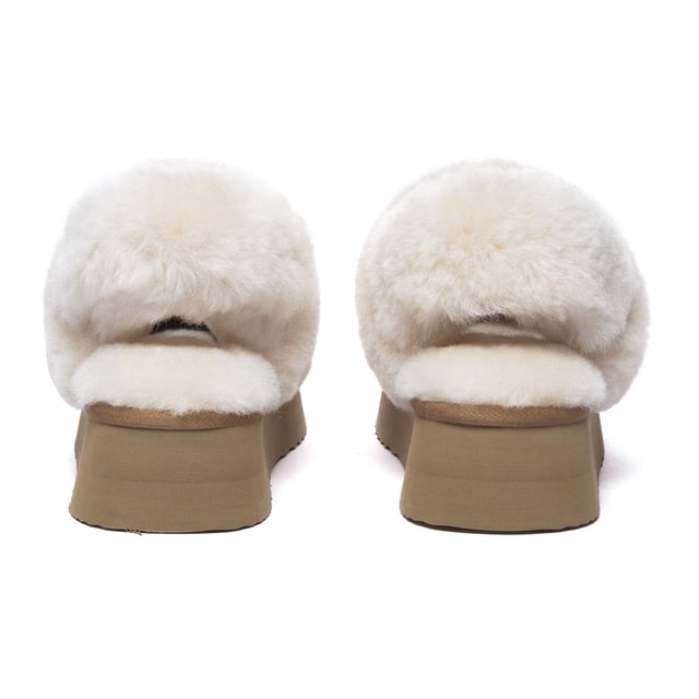 Stay on-trend this winter with these must-have Fantail slipper! Featuring a platform sole with a discreet elastic band for optimal comfort and fit, they also include an extra fluffy buckle strap, offering versatile styling options. Chic and cozy, they're perfect for keeping your feet snug.

Product No. EAU2018

Description:
- Cow Suede Upper
Sheepskin Wool Lining
EVA Sole