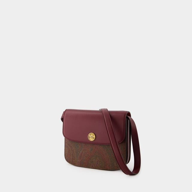 El bolso de hombro Tracolla deEtro en piel burdeos encarna la elegancia italiana con su refinado diseño y su profundo tono. Cuidadosamente elaborado en piel de calidad, este bolso ofrece la combinación perfecta de estilo y funcionalidad. Con su aspecto sofisticado y su cautivador color burdeos, la bandolera Tracolla deEtro es el accesorio perfecto para añadir un toque de lujo a tu vestuario. Doble transporte: una correa ajustable para el hombro. Material: algodón. Forro: algodón. Cierre: broche de langosta. Width: 19. Height: 14. Length: 4.5.