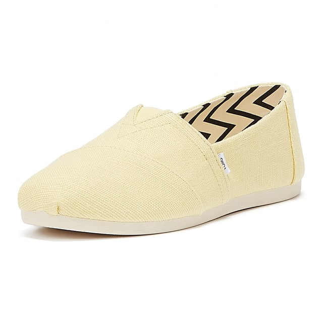 The iconic Alpargata is now designed using earth-conscious materials. The Heritage Canvas upper is made primarily with jute�a preferred eco-fiber that requires less water and fewer chemicals. Linings comprise 50% recycled cotton whilst the custom TOMS comfort insole boasts 50% eco content including recycled PU foam.