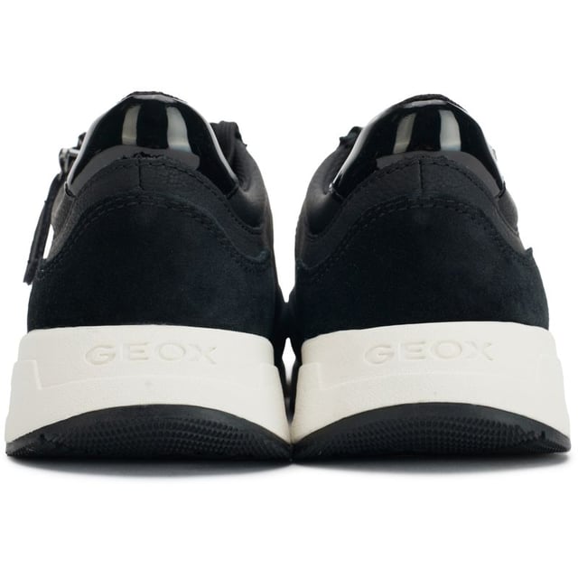 Experimente una comodidad y un estilo inigualables con las modernas zapatillas Geox Bulmya. La parte superior de color negro, combinada con suelas de goma resistentes en contraste de color blanco, cuenta con cierres de cremallera y cordones para un ajuste perfecto. Disfrute de la comodidad durante todo el día con plantillas acolchadas y un toque de glamour con el talón brillante y las capas superpuestas de efecto ante. Destáquese con el estilo característico de Geox.