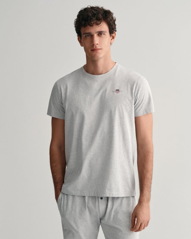 This GANT pyjama T-shirt is crafted from 100% cotton and cut for a regular fit. It features a medium-sized GANT shield graphic printed at the chest.

Regular fit
GANT graphic printed at the chest
Wash with similar colours.

 Cotton 100% 

902339008
 
 