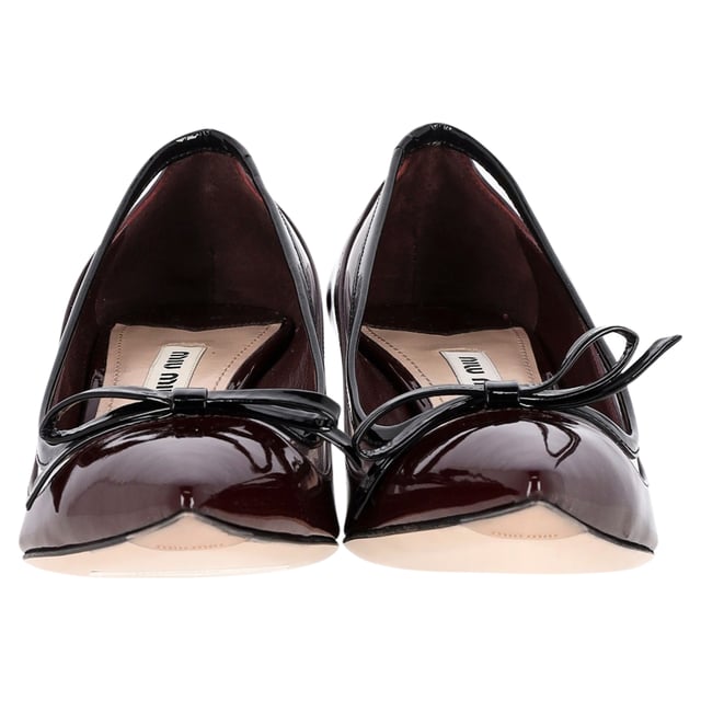 VINTAGE, UVP WIE NEU  
Die Miu Miu Pumps mit Schleifendetail aus braunem Lackleder sind eine anspruchsvolle und elegante Wahl. Sie verfügen über mittelhohe Absätze und spitze Zehen für eine klassische Silhouette. Das kontrastierende schwarze Schleifendetail verleiht diesen zeitlosen Pumps eine verspielte Note und macht sie zu einer vielseitigen und stilvollen Ergänzung jeder Garderobe. Ob kombiniert mit einem maßgeschneiderten Anzug fürs Büro oder einem kleinen schwarzen Kleid für einen Abend aus, diese Pumps werden Ihren Look durch ihr schickes Design und die hochwertige Lacklederverarbeitung sicher aufwerten.  

mit Box  

Miu Miu Pumps mit Schleifendetail aus braunem Lackleder  
Zustand: Ausgezeichnet  
Abnutzungserscheinungen: Inklusive Box. Keine sichtbaren Abnutzungsspuren. Keine Markierung in der Innensohle. Sehr leichte Markierung an den Sohlen.  
Verpackung: Box  
Farbe: Braun | Ocker  
Material: Leder | Lackleder  
Größe: EU36/US6  
Maße: Absatzhöhe: 60; Innensohlenlänge: 290  
SKU: TONPUGBSH399045W