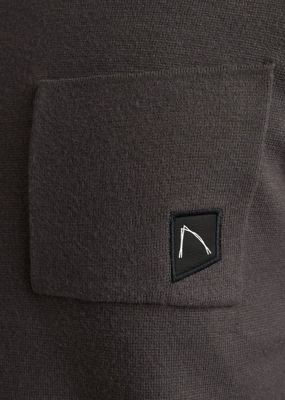 Passform & Material Der Oscar Round ist ein bequemer Regular-Fit-Sweatshirt aus einer Viskose-Polyester-Mischung, die diesem Pullover ein weiches Gefühl und viel Stretch verleiht.  Details Dieser Pullover hat einen runden Halsausschnitt, elastische Bänder um die Taille und Bündchen und eine Brusttasche. Zusätzlich ist der Pullover mit den charakteristischen CHASIN'-Details versehen.  Spezifikationen Regular Fit Viel Stretch Elastische Bänder Weiches Gefühl Brusttasche CHASIN’-Details