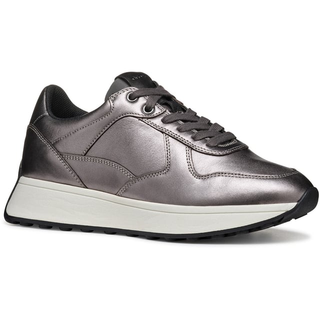 Amabel ist ein Low-Cut-Sneaker im Retro-Laufschuh-Stil mit viel modernem Charme. Gefertigt aus Metallic-Leder und einem perlglänzenden Material mit Ledereffekt, ist er ideal, um sportlich-schicken Charme in den Alltag zu bringen.