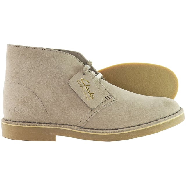 Las botas Clarks Desert para mujer en color marrón son una opción clásica y versátil para las mujeres que aprecian el estilo atemporal, la comodidad y la calidad. Clarks es famosa por su compromiso con la fabricación de calzado cómodo y bien hecho, y las botas Desert son una de sus creaciones icónicas. Aquí tienes una descripción de las principales características:

 Parte superior de ante o piel:  Las botas Desert se fabrican normalmente con una parte superior de ante o cuero de primera calidad, que proporciona tanto calidad como un aspecto elegante. Puedes elegir entre ante y piel en función de tu estilo personal y tus preferencias.

 Estilo de bota chukka:  Las botas Desert presentan un estilo de bota chukka, caracterizado por su corte a la altura del tobillo y su diseño sencillo y sin adornos. Este diseño añade un toque de elegancia y versatilidad a las botas, haciéndolas adecuadas para diversas ocasiones.

 Cierre de cordones: estas botas suelen tener un cierre de cordones, que permite un ajuste seguro y regulable. Los cordones añaden un aspecto clásico y versátil a la vez que garantizan un ajuste personalizado.

 Suela de crepé: Las botas vienen con una suela de crepé, conocida por su comodidad y amortiguación. Proporciona una excelente absorción de impactos y reduce la fatiga, haciéndolas cómodas para un uso prolongado.