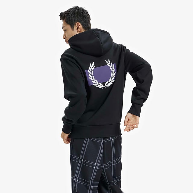 Especificaciones: Sudadera confeccionada en tejido mezcla de poliéster y algodón, capucha ajustable con cordón, puños y bajo de canalé. Pequeña corona de laurel bordada en color morado en el pecho y bolsillo canguro en la parte delantera. Llamativo estampado de la icónica corona de laurel en la espalda Corte: Regular El modelo lleva la talla: M Altura del modelo: 180 cm