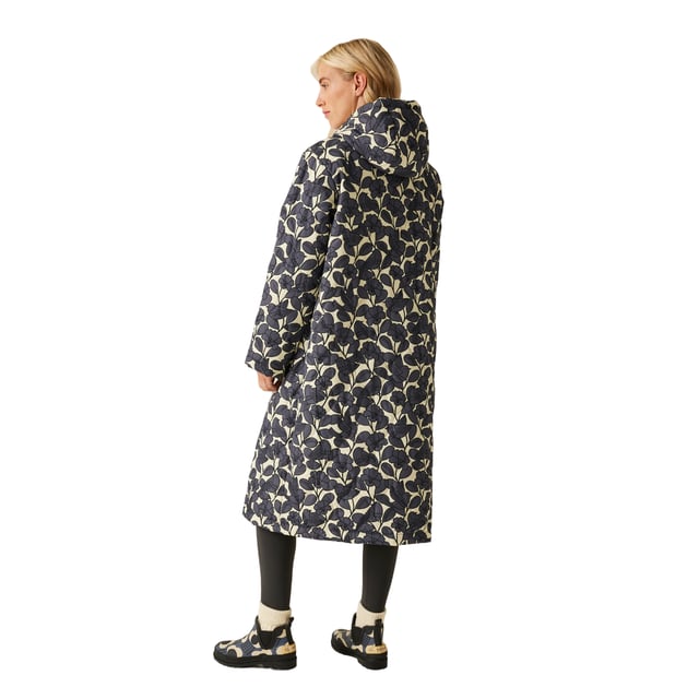 100 % polyester. Fyllning: Mellanvikt. Foder: Polyester, Taffeta. Design: All-Over Print, Birdy, Blommor, Logotyp, Quiltad. Tygteknik: DWR-finish, isolerande, snabbtorkande, värmeisolerande. Urringning: Med huva. Ärmtyp: Långärmad. Löktäcke. Funktioner i huvan: Justerbar, dragsko, växande huva. Längd: Lång linje. Fickor: 2 nedre fickor, lock, snäpplås. Fästning: Snap Closure. Hållbarhet: Tillverkad av återvunnet material. 8 UK: 32 tum. 10 UK: 34 tum. 12 UK: 36 tum. 14 UK: 38 tum. 20 UK: 45 in. 22 Storbritannien: 48 tum. 24 Storbritannien: 50 tum. 26 Storbritannien: 52 tum. 18 UK: 43 tum. 16 UK: 40 tum.