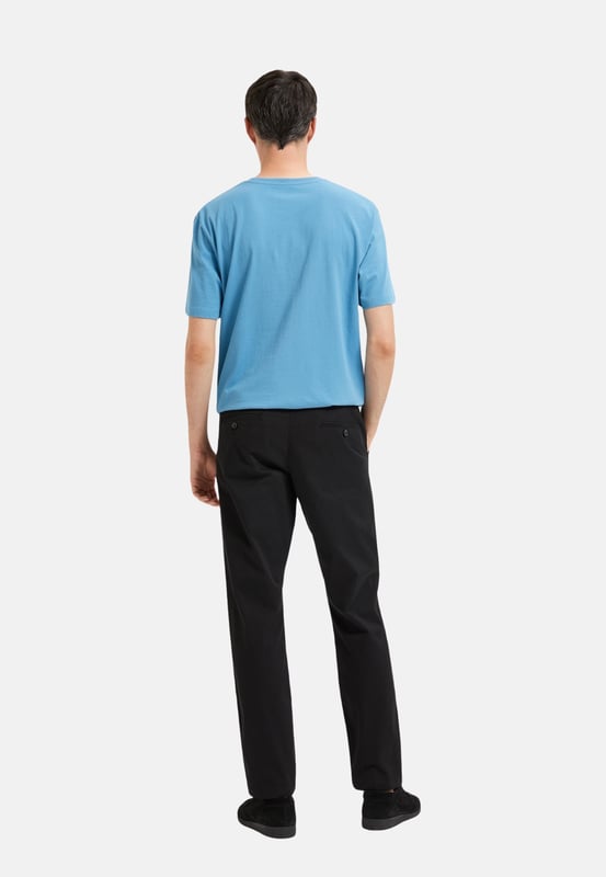 Tauchen Sie ein mit der Herren-Chinohose von Selected Homme. Mit ihrer schlanken Passform und dem schlanken Schnitt an den Oberschenkeln verleiht sie jedem Outfit eine moderne Eleganz. Die Paspeltaschen mit Knopf am Gesäß verleihen der Hose einen Hauch von Raffinesse und Funktionalität. Genießen Sie den ganztägigen Tragekomfort dank der hochwertigen Materialien und der sorgfältigen Verarbeitung. Die seitlichen Eingriffstaschen bieten praktische Aufbewahrungsmöglichkeiten für kleine Gegenstände. Der Reißverschluss und der Knopfverschluss sorgen für einen sicheren Sitz und ein einfaches An- und Ausziehen. Diese Chinohose ist perfekt für Männer, die einen anspruchsvollen Look mit einem Hauch von Lässigkeit suchen. Die Knöchellänge verleiht dem Style einen modernen Touch und ermöglicht es Ihnen, Ihre Lieblingsschuhe zu präsentieren. Die Gürtelschlaufen bieten die Möglichkeit, Ihren persönlichen Stil mit einem Gürtel Ihrer Wahl zu unterstreichen. Von lässigen Wochenendausflügen bis hin zu formellen Anlässen - diese Hose ist vielseitig einsetzbar und passt zu fast jedem Anlass. Erleben Sie den zeitlosen Stil und die Qualität von Selected Homme, die Ihren Look auf ein neues Level heben werden. Gönnen Sie sich den Luxus von Komfort und Stil - mit dieser Chinohose sind Sie immer perfekt gekleidet.