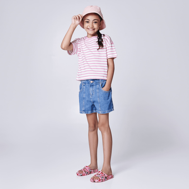 Put a dash of Disney in every step your little one takes with the new Mini Melissa Free Print Slide + Mickey. Extremely lightweight, the sandal has a print in 3DB and serigraphy, and a nylon fastener to ensure stability and comfort.
