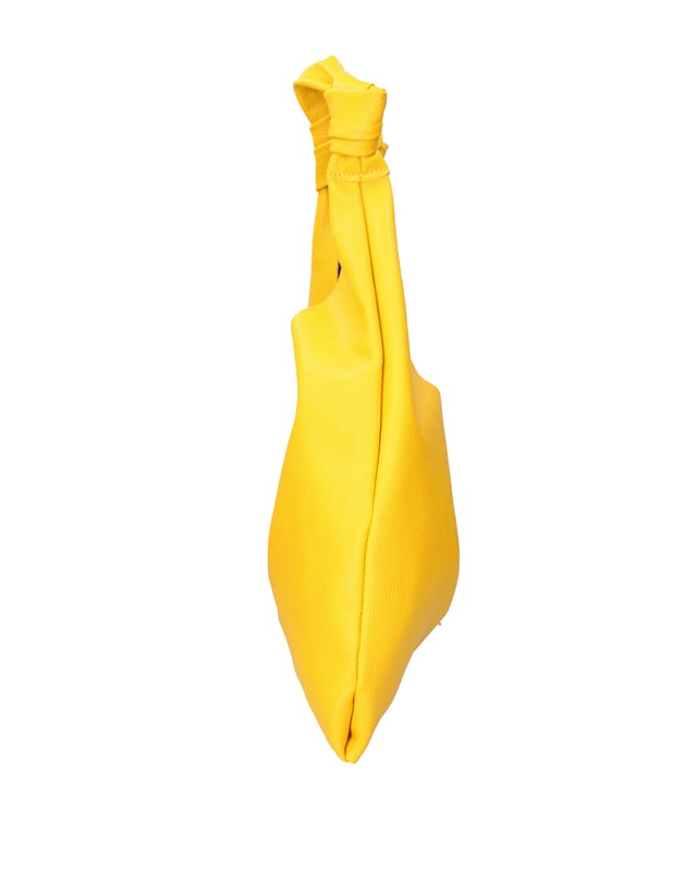 Bolso bandolera para mujer. El cierre es con botón magnético. Faltan bolsillos internos. Los bolsillos externos están ausentes. Falta la correa para el hombro. El mango es de cuero. Hay un compartimento interno. El material exterior es piel auténtica tipo dólar. Internamente está forrado en tejido 70% algodón - 30% poliéster. Medidas: 40x42x2 cm. Hecho en Italia