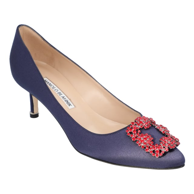 Satin-Pumps mit mandelförmiger Zehenpartie und einer quadratischen Kristallschnalle, die von einem Gunmetal-Rahmen umschlossen ist. Ausgestattet mit einem Stiletto-Mittelabsatz.

Obermaterial: 68 % Viskose, 32 % Seide.  
Sohle: 100 % Rindsleder.  
Futter: 100 % Ziegenleder.  
Der Absatz misst 50 mm.  
Hergestellt in Italien. Maße: