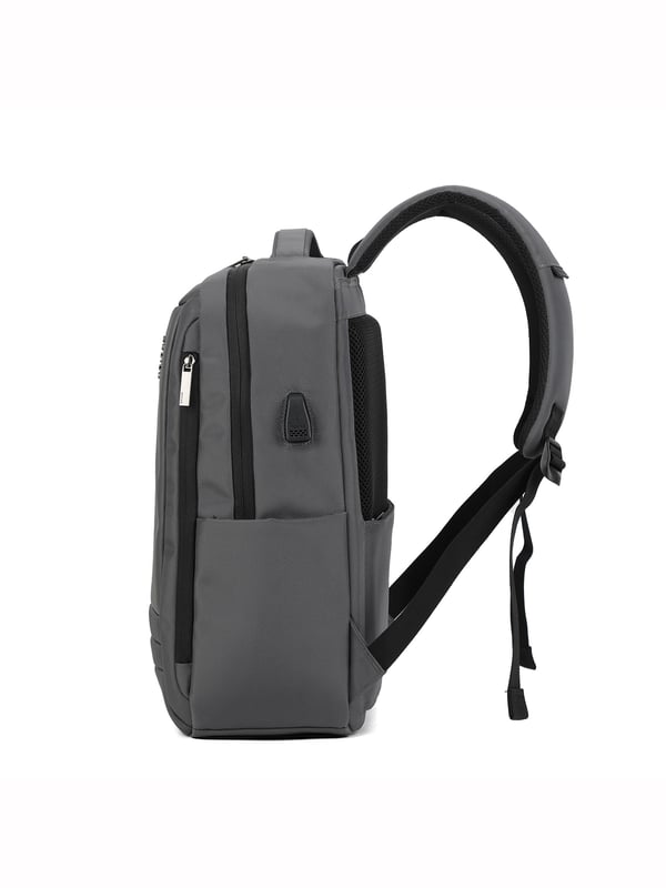 Mochila unisex. El cierre es con cremallera. Los bolsillos internos son bolsillos multifuncionales. Hay tres bolsillos externos con cremallera. Falta la correa para el hombro. El asa es de tela. Hay un compartimento interno. El material exterior es poliéster. Internamente está forrado en poliéster. Medidas: 30x15x42 cm. Producto de moda