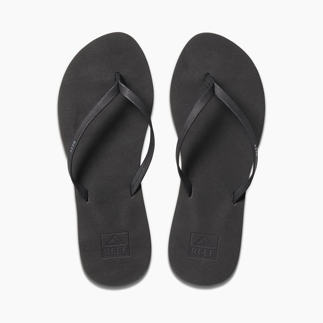 Glistening water, humming waves. The beach at night is deceptively simple. So are these flip flops. With PVC free vegan leather straps, a soft foam footbed and a flexible rubber sponge outsole. Low key, high comfort, always chic.