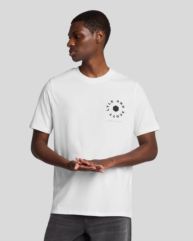 We’re closely linked to the football subculture and this T-shirt is a nod to that influence. It’s made from cotton with a round neck and short sleeves and a features a graphic football wheel logo at the chest. - Round neck 
- Short sleeves 
- Football graphic 
- Composition: 100% cotton