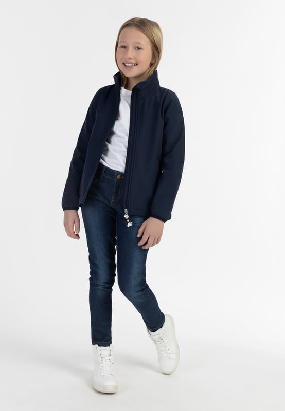 Ihre Kinder werden sie lieben. Diese Softshelljacken von Schmuddelwedda sind angenehm weich, elastisch und leicht. Die Innenseite besteht aus einem weichen Micro-Fleece, wodurch die Wärme konstant gehalten wird. Dank einer beschichteten Außenseite ist sie außerdem wasser- und winddicht. Mit ihrem elastischen Bündchen und der bewegungsfreundlichen Qualität entsteht ein hoher Tragekomfort, der dafür sorgt, dass die Kids für jedes Outdoor-Abenteuer bestens gerüstet sind.  Softshelljacke