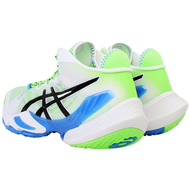 Steigern Sie Ihre Leistung auf dem Platz mit den weißen Asics Metarise Herren-Volleyballschuhen. Diese Schuhe wurden für explosive Bewegungen und schnelle Seitenwechsel entwickelt und kombinieren ein leichtes Design mit fortschrittlicher Dämpfung und hervorragender Bodenhaftung. So bleiben Sie bei jedem Spiel beweglich und gut gestützt. Das strahlend weiße Finish sorgt für einen eleganten, modernen Look, der auf dem Platz hervorsticht und die leistungsstarken Eigenschaften des Schuhs perfekt ergänzt. Hauptmerkmale: Obermaterial aus technischem Mesh: Bietet hervorragende Atmungsaktivität und eine sichere, anpassungsfähige Passform, damit Ihre Füße auch bei intensiven Ballwechseln kühl und bequem bleiben. Reaktionsschnelle Dämpfung: Die fortschrittliche Zwischensohlentechnologie absorbiert Stöße bei Sprüngen und schnellen Bewegungen, reduziert Ermüdungserscheinungen und schützt Ihre Gelenke. Strapazierfähige, nicht abfärbende Außensohle: Die speziell für Hallen entwickelte, griffige Gummi-Außensohle bietet zuverlässigen Halt und Stabilität und steigert Ihre Leistung bei jedem Spielzug. Verbesserter seitlicher Halt: Verstärkte Designelemente bieten optimale Stabilität bei schnellen Drehungen und Richtungswechseln und sorgen dafür, dass Sie Balance und Kontrolle behalten. Leichtbauweise: Fördert Agilität und Geschwindigkeit und ermöglicht Ihnen schnelle Bewegungen über den Platz, ohne dass unnötiges Gewicht Sie behindert. Steigern Sie Ihr Spiel mit den weißen Volleyballschuhen Asics Metarise für Herren – Ihrem perfekten Partner für Kraft, Präzision und Höchstleistung auf dem Volleyballfeld.