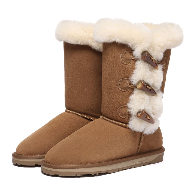 Confeccionadas con tres cierres de cuerno para un toque de estilo en el diseño clásico atemporal, las botas Ashy cuentan con una suela de doble capa ligera que ofrece tanto flexibilidad como durabilidad. Ya sea atadas o dobladas hacia abajo, los tres botones de cuerno permiten un estilo versátil para adaptarse a tus preferencias. Producto No. EAU3018 Descripción: Parte superior de piel de oveja de doble cara - Forro de lana de oveja - Suela de TPR